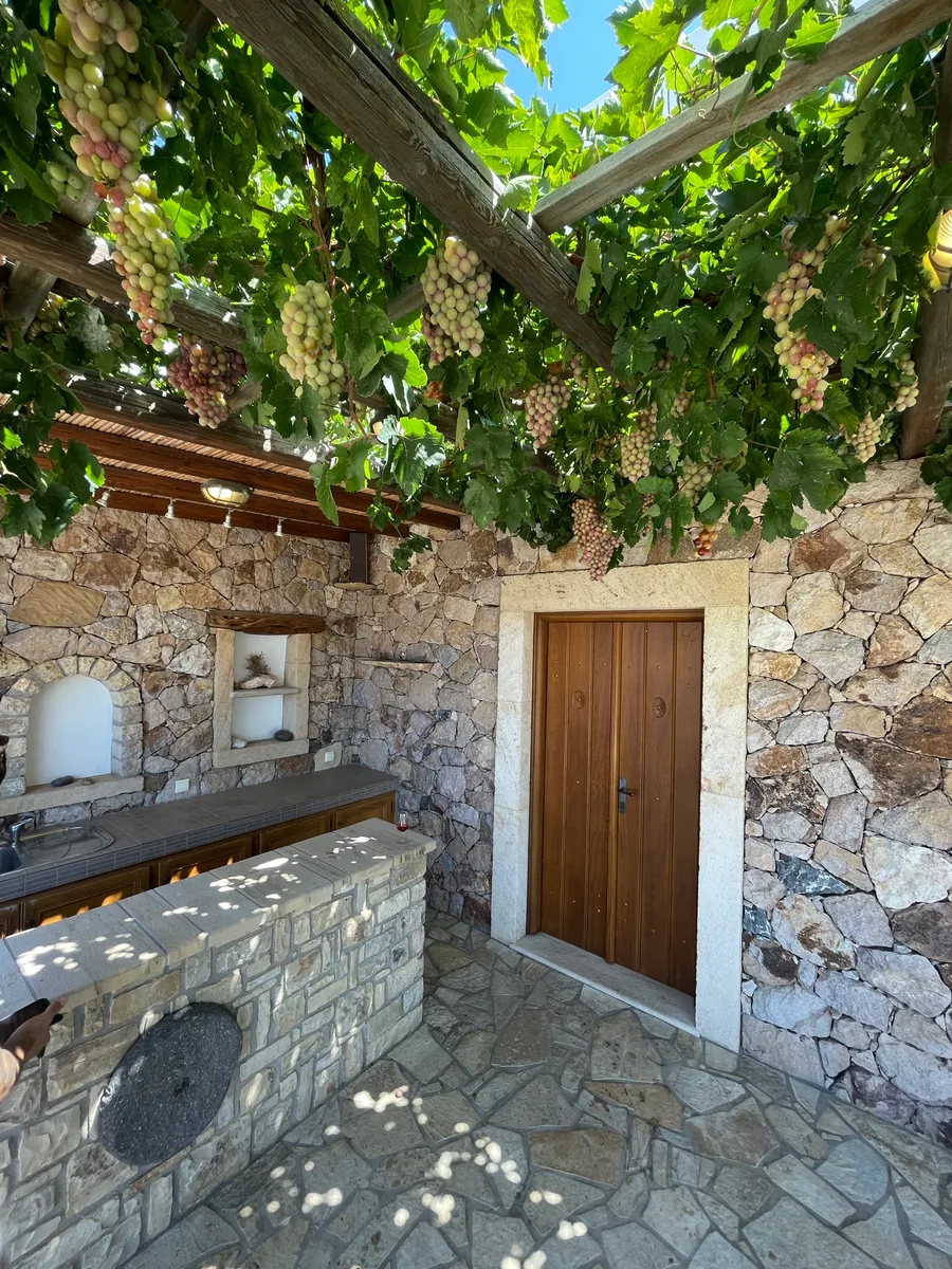 Εξωτερική αυλή στα Elias Lipsi Studios