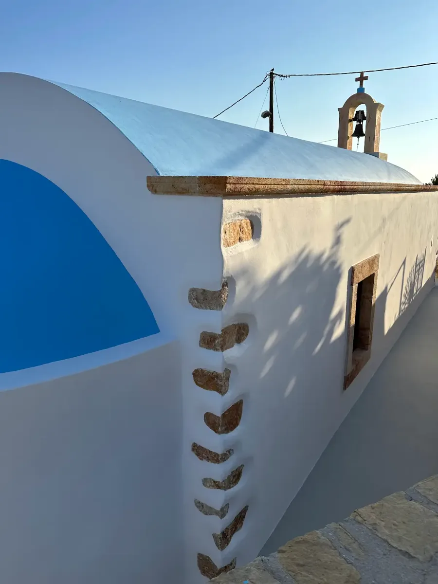 Outdoor arrival path at Elias Lipsi Studios